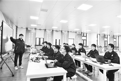 世界技能大賽金牌獲得者侯坤鵬正在給學(xué)生們上課。受訪者供圖