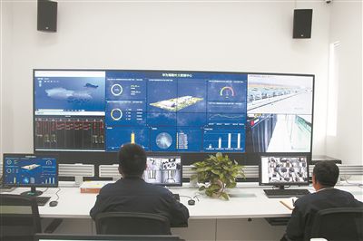 青海省海南州大數(shù)據(jù)產(chǎn)業(yè)園數(shù)據(jù)中心技術(shù)員在查看設(shè)備運(yùn)行狀態(tài)。新華社記者 解統(tǒng)強(qiáng)攝