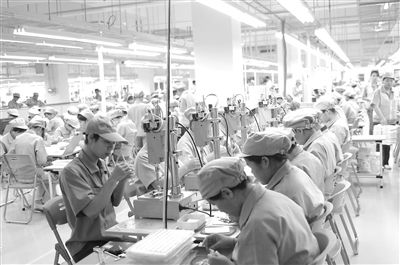 圖為工人在南寧高新區(qū)電子信息企業(yè)內(nèi)忙碌。受訪單位供圖