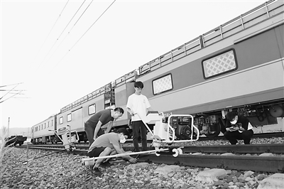 重慶電子工程職業(yè)學(xué)院師生正在使用軌枕螺栓高精度智能檢測(cè)與檢修設(shè)備進(jìn)行現(xiàn)場(chǎng)勘測(cè)。受訪者供圖