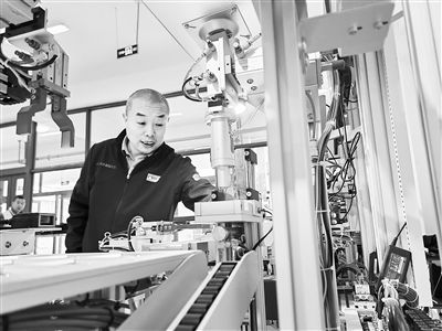 郭海青在檢查車床加工設(shè)備。 受訪者供圖