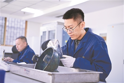 在山西博物院文物保護(hù)研究部青銅修復(fù)室，文物修復(fù)師為青銅器進(jìn)行超聲波除銹。新華社記者 楊晨光攝
