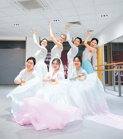 左晚婷（后排右一）和中國舞學(xué)員合影。受訪者提供