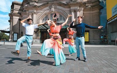 左晚婷在英國表演中國舞時，外國觀眾上前向其學(xué)動作。受訪者提供