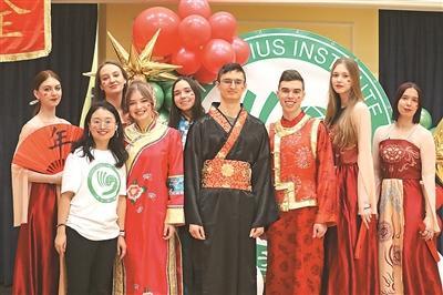 俄羅斯托木斯克國立大學孔子學院舉辦2024中國文化節(jié)活動時，吳慧琴（前排左一）和學生合影。