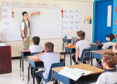 岑家瑄在為學生上中文課。