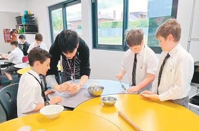 陶虹源（左二）帶著學生包餃子。