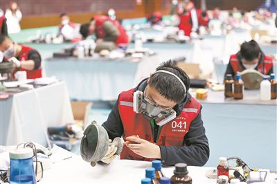 在山西省太原市舉辦的全國(guó)文物行業(yè)職業(yè)技能大賽上，選手在修復(fù)文物。新華社記者 劉金海攝