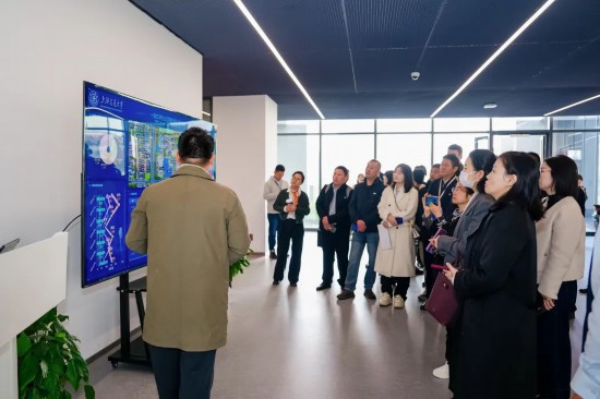 與會代表參觀上海交通大學(xué)學(xué)生中心