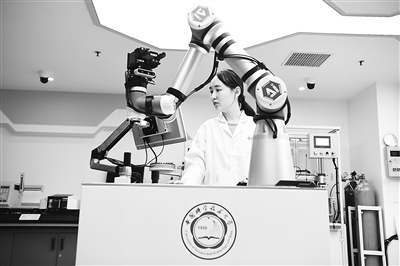 中國科學(xué)技術(shù)大學(xué)一名博士研究生在實驗室調(diào)試機器化學(xué)家系統(tǒng)“小來”。新華社記者 張端攝