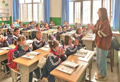 2023年5月，西北師范大學(xué)學(xué)生在新疆阿克蘇地區(qū)溫宿縣吐木秀克鎮(zhèn)第一小學(xué)實(shí)習(xí)支教。 卓杰攝