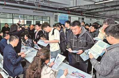 2024年3月，在蘭州大學(xué)2024屆畢業(yè)生大型春季綜合雙選會(huì)現(xiàn)場(chǎng)，青年學(xué)子踴躍報(bào)名西部用人單位。 蘭州大學(xué)供圖