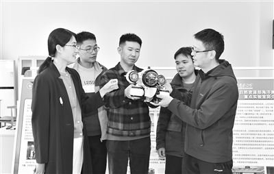 山東科技大學(xué)科研人員在討論小型水下機(jī)器人測(cè)量技術(shù)。韓洪爍攝