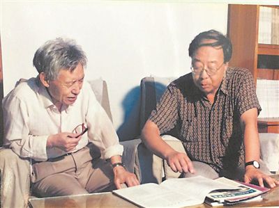 圖為20世紀(jì)90年代初，文圣常（左）與馮士筰圍繞國(guó)家“八五”科技攻關(guān)項(xiàng)目進(jìn)行研討。