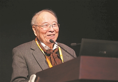 劉源張?jiān)趯W(xué)術(shù)會(huì)議上作報(bào)告。受訪者供圖