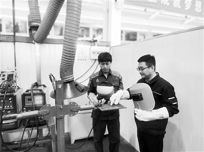 劉強(qiáng)（右）正在指導(dǎo)學(xué)生開展實(shí)踐。 受訪者供圖