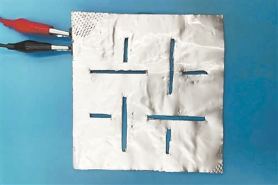 帶有矩形孔的袋式電池。圖片來源:英國(guó)《新科學(xué)家》雜志網(wǎng)站