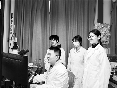 西安交通大學(xué)教授王昌河團(tuán)隊(duì)在進(jìn)行多巴胺分泌電化學(xué)檢測(cè)。受訪者供圖