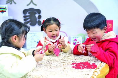 圖為孩子們在老師指導下制作蛇年主題剪紙。 新華社記者 徐昱攝