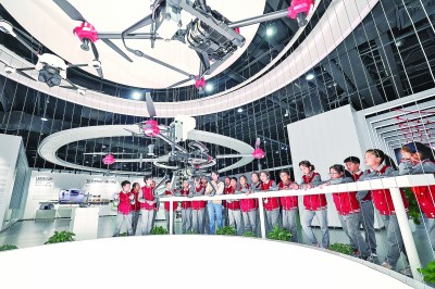 學(xué)生們?cè)谡憬『菔械虑蹇h地理信息科技館學(xué)習(xí)無(wú)人機(jī)地理測(cè)繪知識(shí)。新華社發(fā)