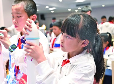 少先隊(duì)員走進(jìn)文昌航天發(fā)射場(chǎng)，參加制作水火箭等活動(dòng)。新華社發(fā)