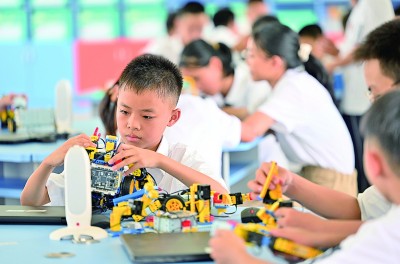 廣西柳州市第八中學(xué)南校區(qū)人工智能課堂上，學(xué)生們?cè)诮M裝智能機(jī)器人。新華社發(fā)