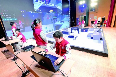 北京市海淀區(qū)實(shí)驗(yàn)小學(xué)的學(xué)生在操控機(jī)甲機(jī)器人進(jìn)行對(duì)抗比賽。新華社發(fā)