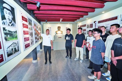 2024年8月8日，青年們?cè)谡憬≈T暨市同山鎮(zhèn)麗塢底村的愛國主義教育基地里學(xué)習(xí)。新華社發(fā)