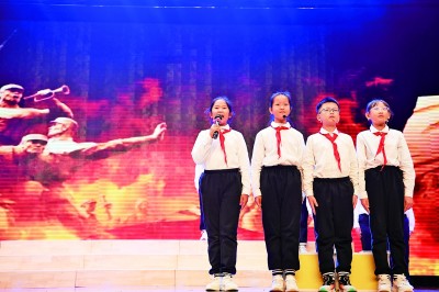 2024年11月13日，北京市第四中學(xué)順義分校的思政課上，學(xué)生表演詩朗誦《致先輩》。新華社發(fā)