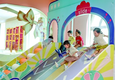 在浙江省嘉興市南湖區(qū)東柵街道的一家托育機(jī)構(gòu)里，小朋友在活動(dòng)。新華社發(fā)