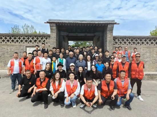 音樂劇《大釗先生》劇組與李樂群、張建國前往河北樂亭李大釗故居的合影