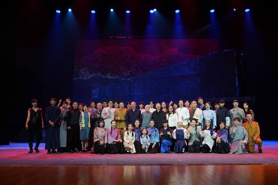 音樂劇《大釗先生》劇組與觀看演出的專家合影