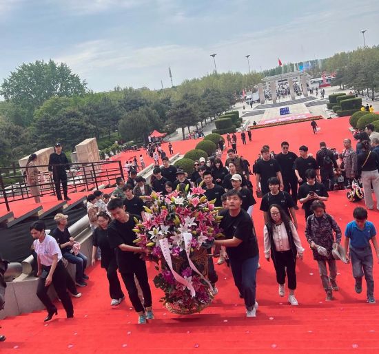 音樂劇《大釗先生》劇組前往河北樂亭李大釗紀念館獻花