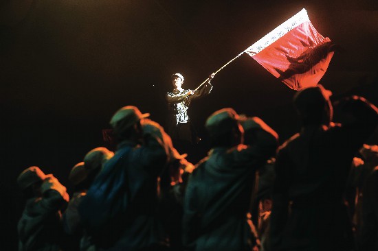 圖:《陜北公學(xué)》話劇劇照:陜北公學(xué)學(xué)子,畢業(yè)上前線!