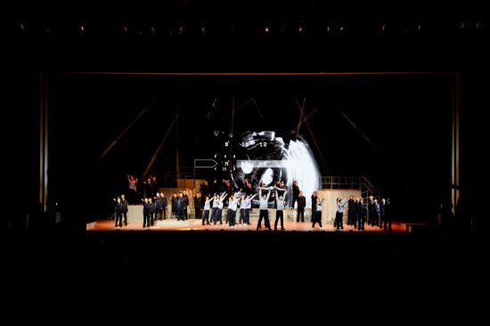 眾人齊心協(xié)力將飛機(jī)送上藍(lán)天