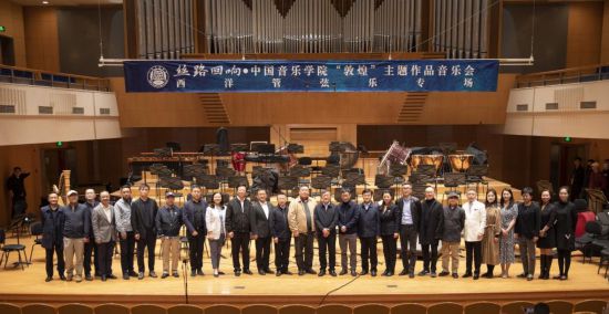 2023年4月20日,演出后校領(lǐng)導(dǎo)與主創(chuàng)團(tuán)隊(duì)合影