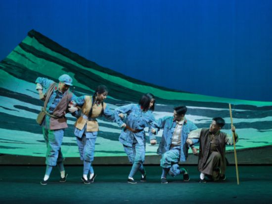 該劇照是劇中<第五場(chǎng)>五人挽肘而行，共入泥潭的畫(huà)面