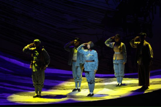 該劇照為劇中<第四場(chǎng)>張秀英含淚忍痛托子給老鄉(xiāng)后的告別的畫(huà)面