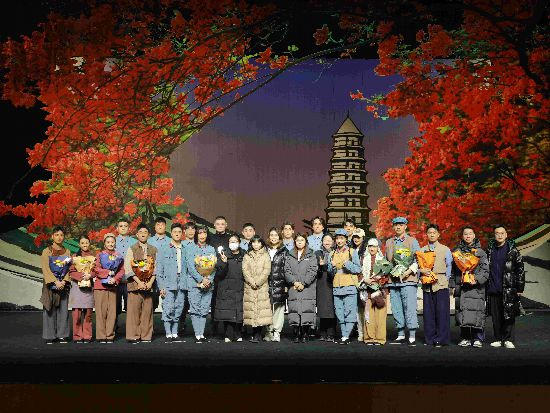 《遲開(kāi)的山丹丹》劇組合照