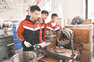 圖為在河北省臨西縣一家企業(yè)的生產(chǎn)車間，學(xué)生們在操控車床。新華社記者 王曉攝