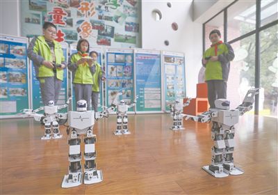 在嘉興市實(shí)驗(yàn)小學(xué)科技城校區(qū)科創(chuàng)中心內(nèi)，學(xué)生們?cè)趯?duì)智能機(jī)器人進(jìn)行動(dòng)作指令調(diào)試。新華社記者 徐昱攝