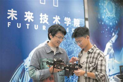 華南理工大學(xué)未來技術(shù)學(xué)院學(xué)生正在調(diào)試無人機設(shè)備。受訪單位供圖