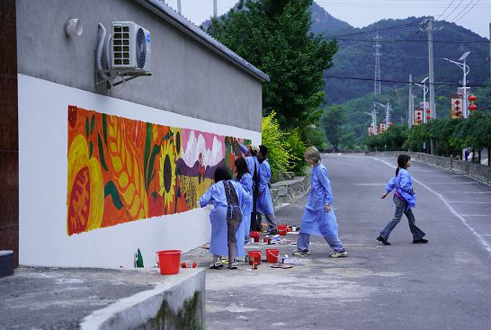 北京電影學(xué)院師生走進懷柔區(qū)長哨營滿族鄉(xiāng)大溝村助力新農(nóng)村建設(shè)