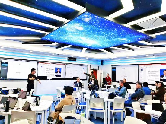 2023年，首都經(jīng)濟貿(mào)易大學開展了“數(shù)智+”智慧教學生態(tài)體系建設工程，教師們在全新打造的AIGC教室研討“人工智能”+“人才培養(yǎng)”