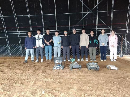 李連鵬和科技小院研究生實(shí)驗(yàn)團(tuán)隊(duì)