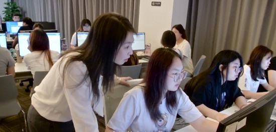 學(xué)校教師帶領(lǐng)同學(xué)走進(jìn)會(huì)計(jì)軟件公司進(jìn)行社會(huì)實(shí)踐