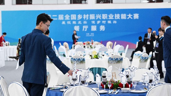 學(xué)校學(xué)子在第二屆全國(guó)鄉(xiāng)村振興職業(yè)技能大賽餐廳服務(wù)賽項(xiàng)中獲獎(jiǎng)，這是學(xué)校同時(shí)也是北京市第一次在該賽項(xiàng)中獲得獎(jiǎng)項(xiàng)