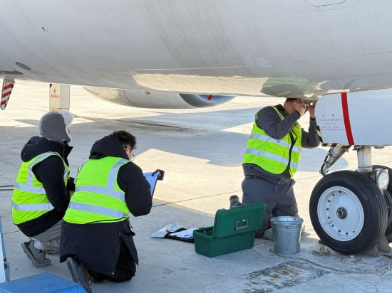 飛機(jī)維修專業(yè)訂單班學(xué)生正在進(jìn)行民航維修執(zhí)照實(shí)戰(zhàn)考核
