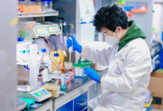 首都醫(yī)科大學(xué)學(xué)生在科研樓進行實驗