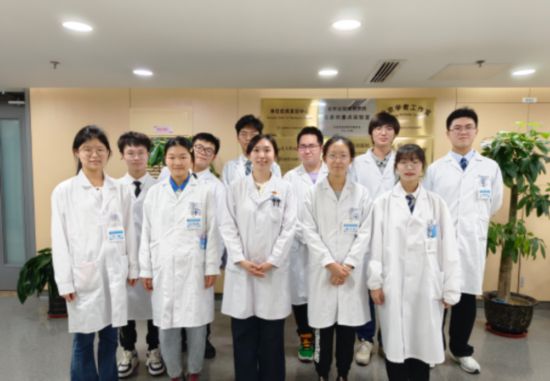 “階平班”學(xué)生臨床見(jiàn)習(xí)合影